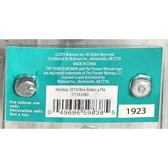 The Pioneer Woman Red Bakes A Pie Holiday 2019 Figurine – Festive Holiday Decor - Picture 5 of 6